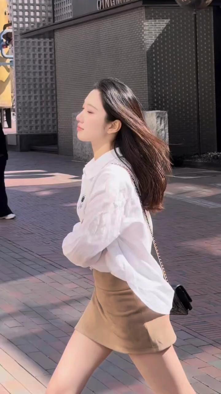 风拂长发，步履轻盈。