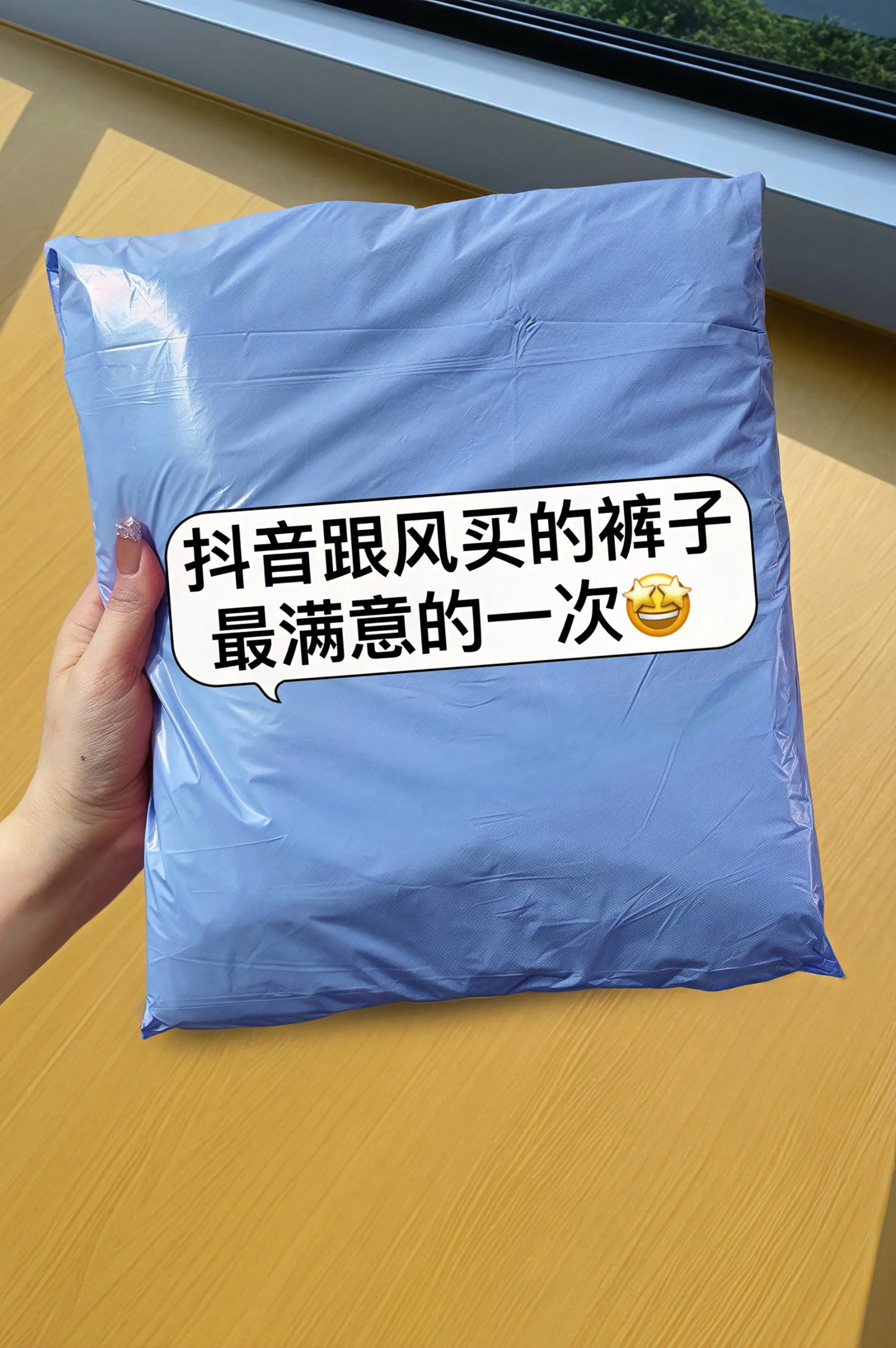 夏日出街新宠来袭！这款高腰五分牛仔阔腿短裤，巧妙融合冰丝材质，触感清凉...