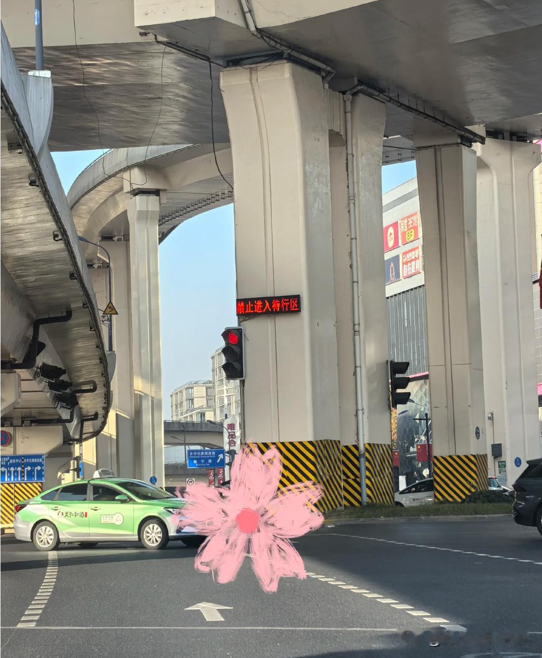 指示灯说直行进入待行区，到底进不进？
显示直行进入待行区，是不是直行的车就可以进