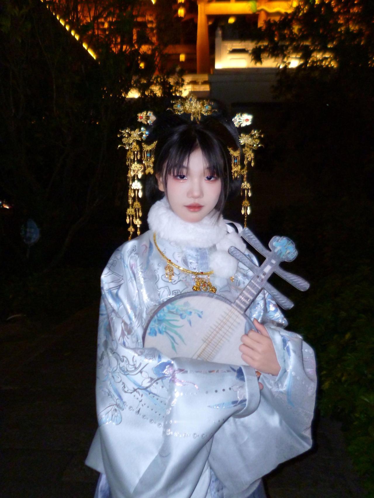 偶遇古镇，随拍几张穿着汉服走天下 谁懂红昭愿配汉服的宿命感 又被古典舞美到了 人