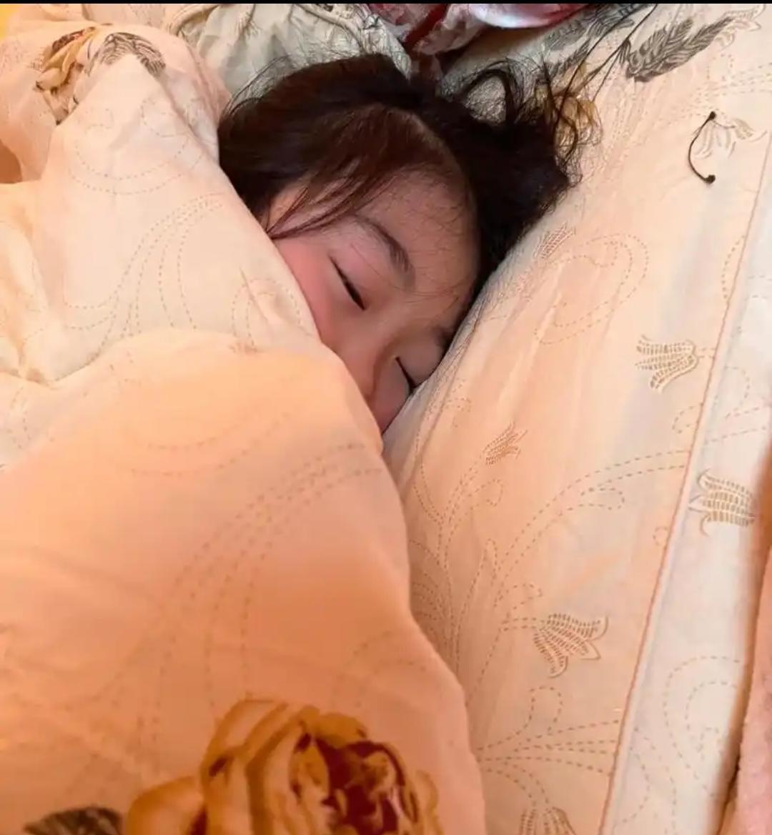 高考结束，天津一名女孩回到家，扎扎实实睡了一天一夜。本以为她是累坏了，可谁也没想
