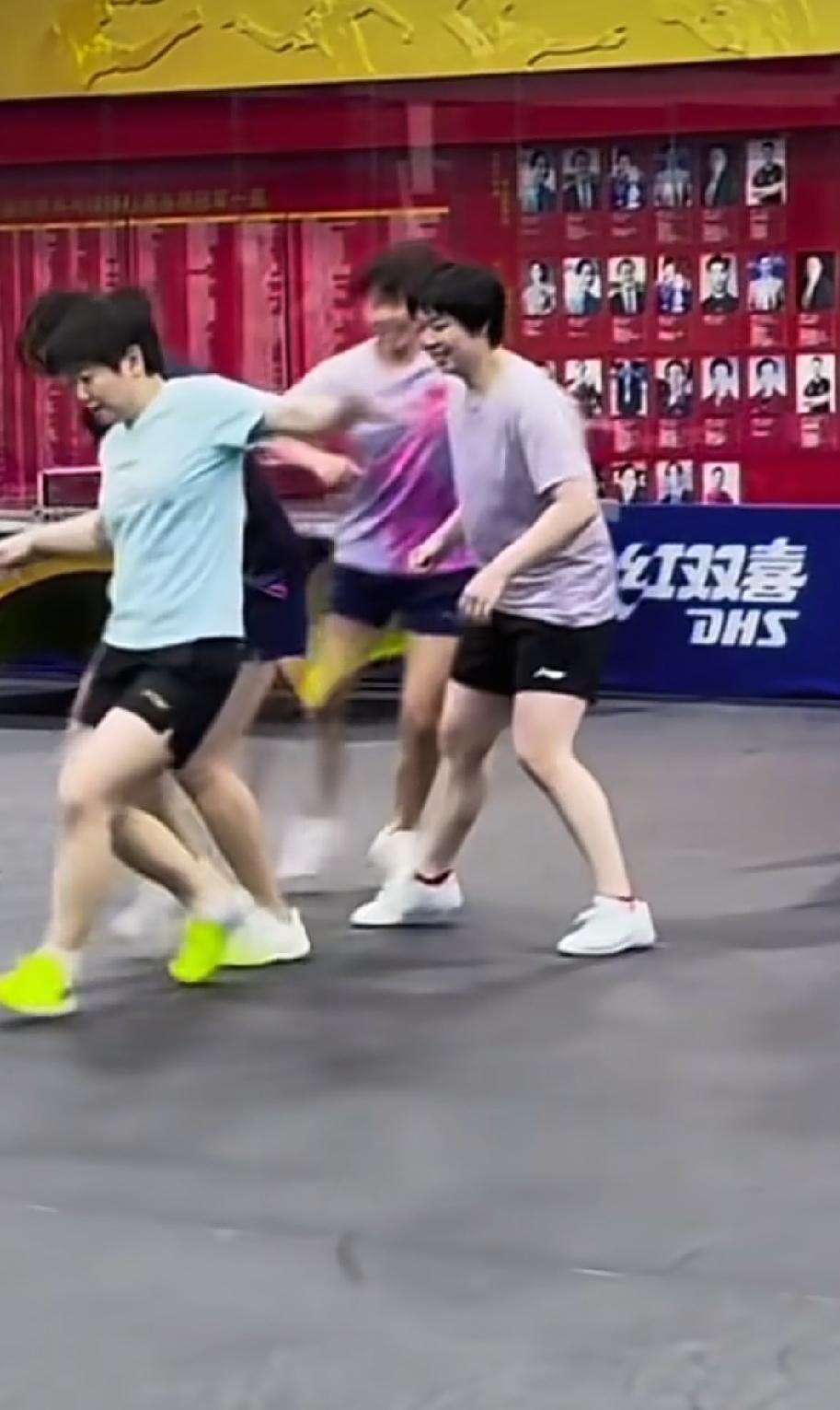 隔行如隔山啊
我们小莎只适合小白球
这个球⚽️太大了
踢不了，根本踢不了
莎莎跟