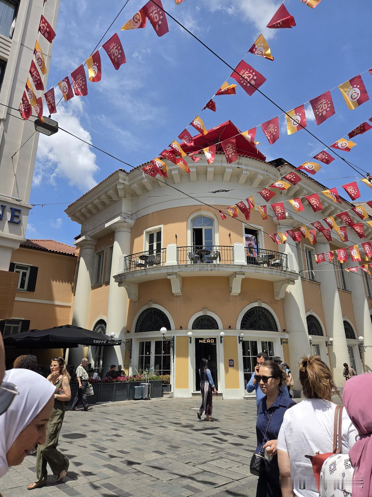 街景随拍，路边建筑很美。一家商店的美女店员用流利的中文说，“你好，来吧来吧，新娘