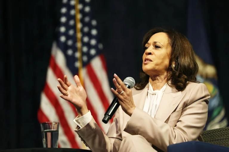 前一秒还是端庄前副总统，下一秒化身“国际拽姐”当众撕下特朗普的伪装——哈里斯在底