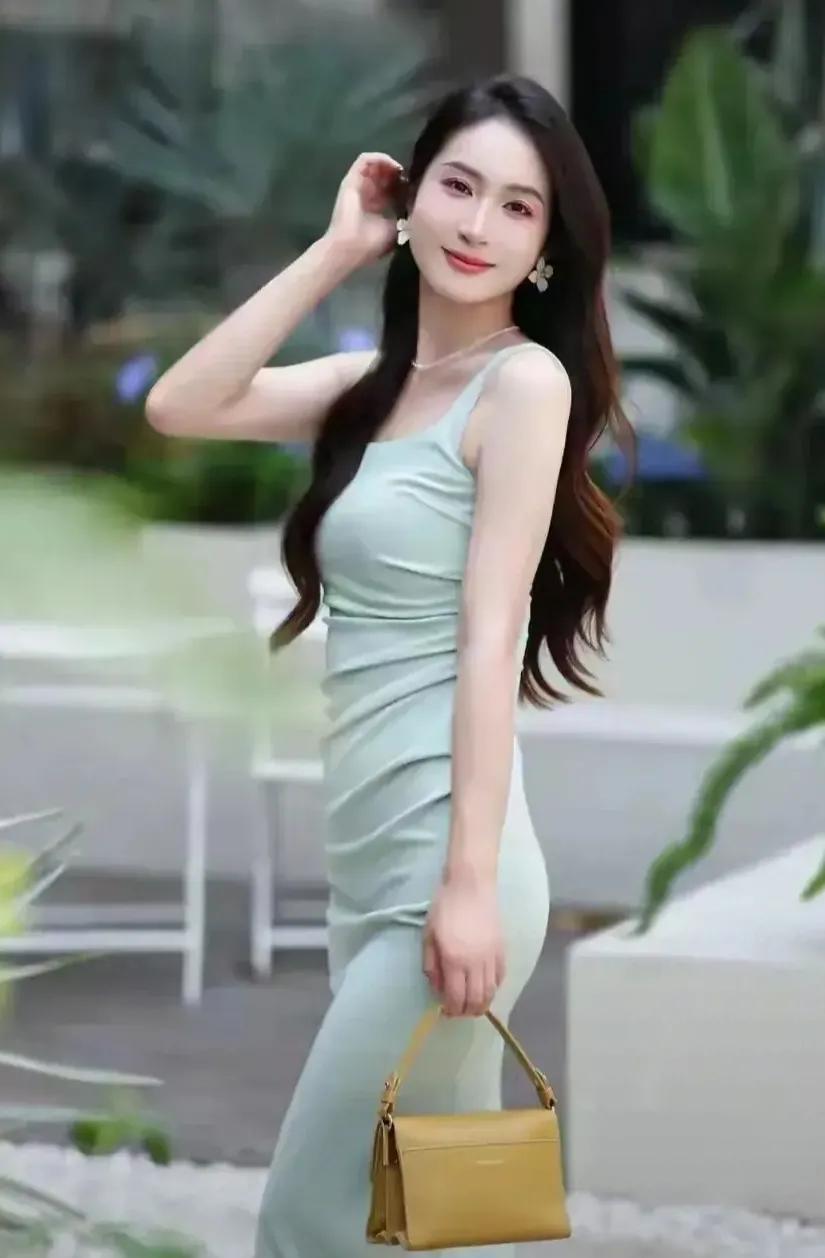 在这个明媚的春日，阳光洒满大地，故事的主人公小雅，终于找回了自己。曾经，她在爱情