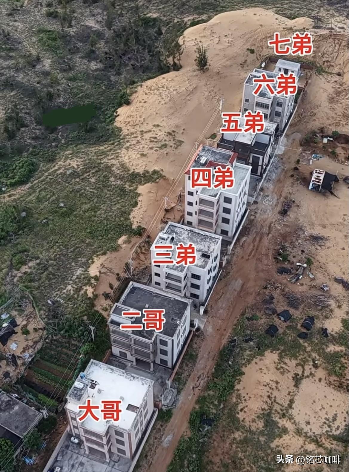 七兄弟建房一字排开，
老七也太憋屈了吧‼️
大家有什么看法吗⁉️
农村自建房