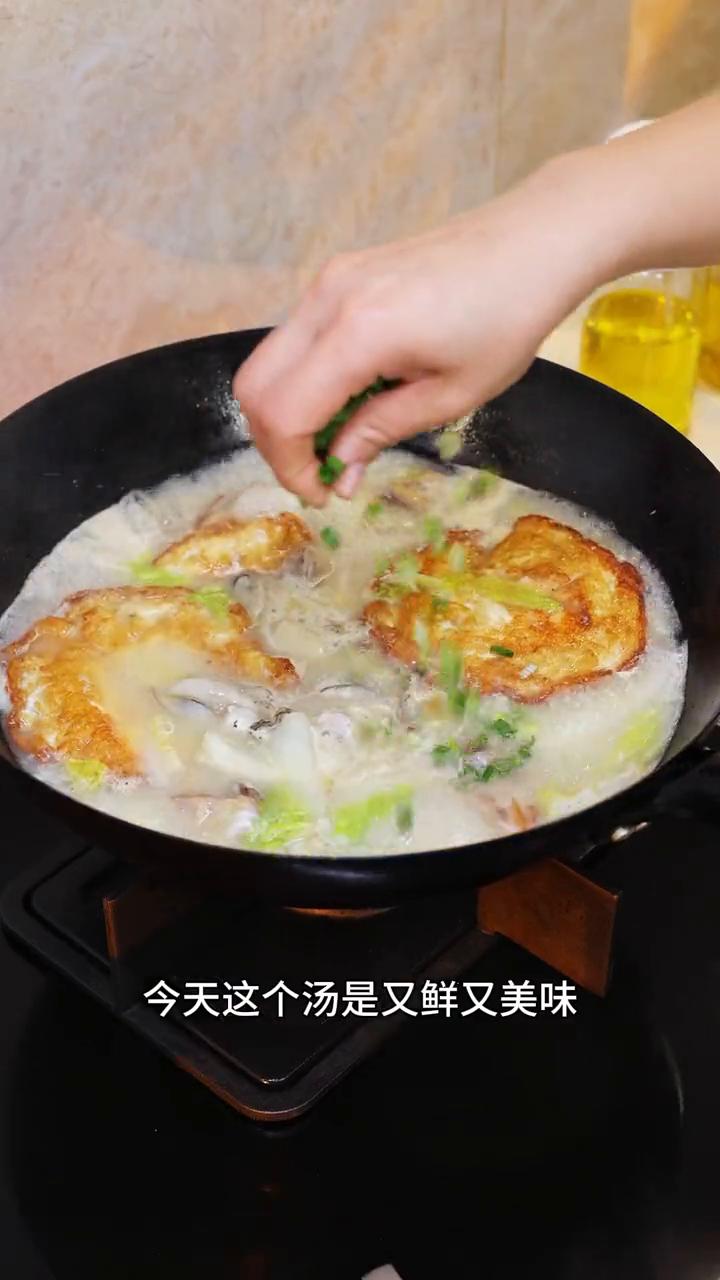 今天这个汤是又鲜又美味，只需要15分钟就能做好一锅奶白的生蚝鸡汤。
·首先来煎荷