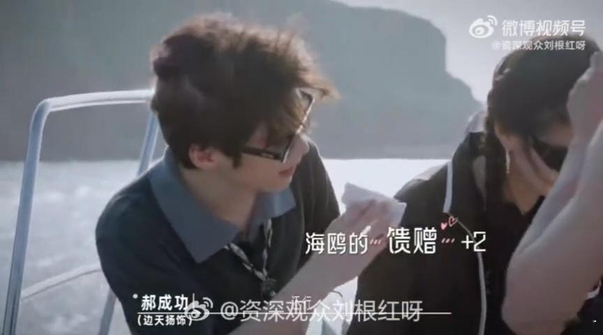 关晓彤被海鸥拉了三坨屎电视剧耀眼关晓彤在船上拍戏，被海鸥接连砸中三坨鸟屎，又好笑