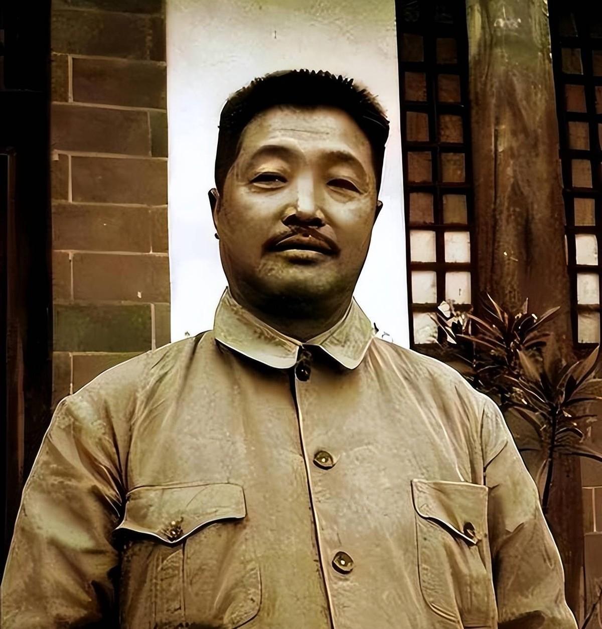[太阳]1936年红军胜利会师后，周总理一脸愁容的问贺龙：以后谁来统一指挥大军呢