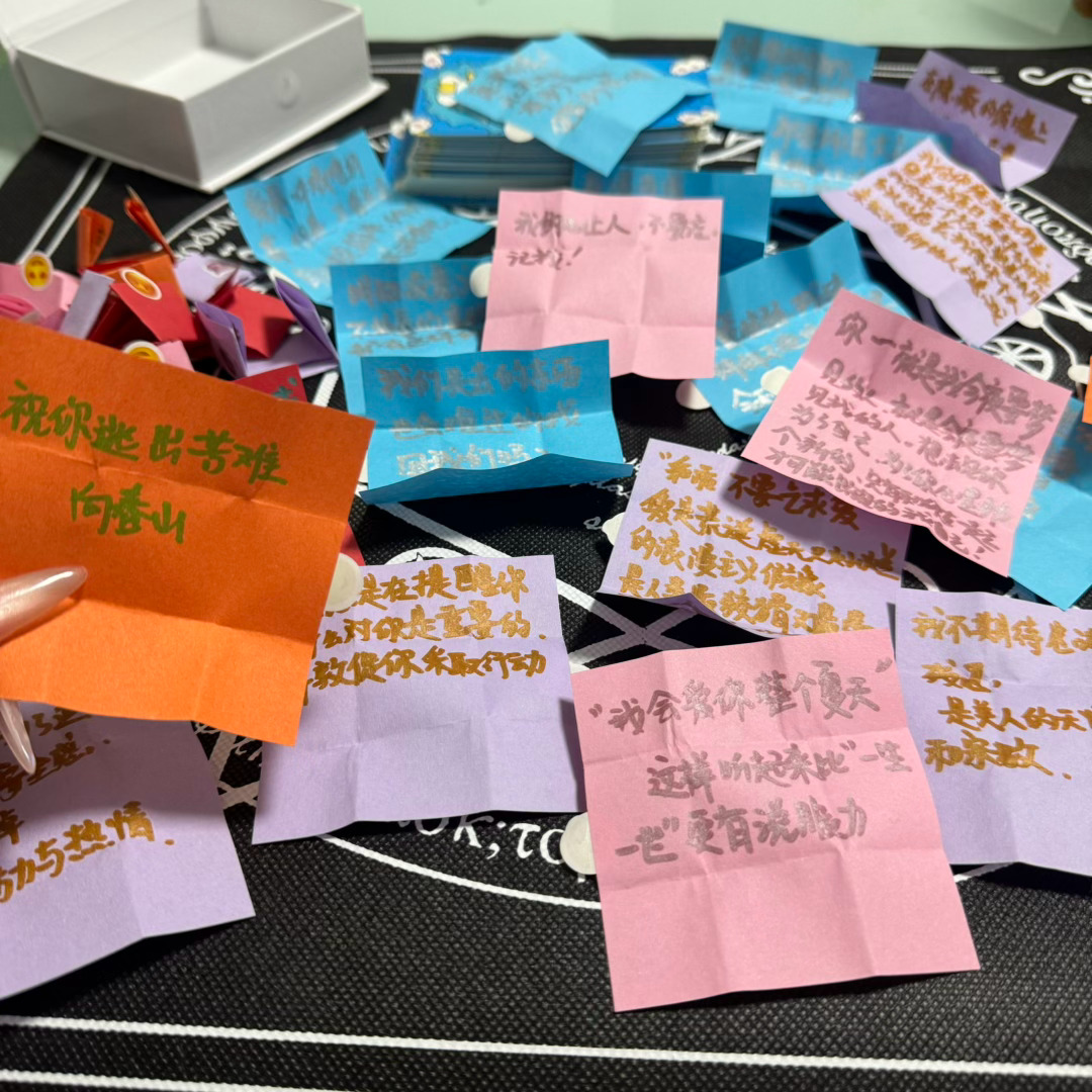 一开始想跟你道歉，我一直活在自己制造的苦难世界里，让你为难了。现在想想，不再给你