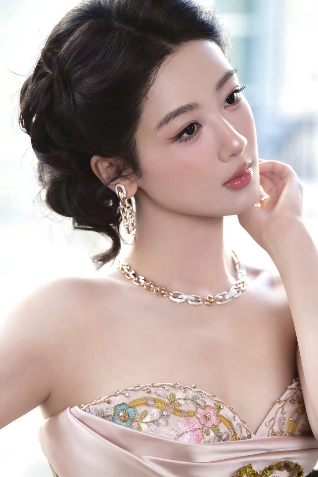 杨紫杨紫董竹君 yz杨紫锦绣芳华 “以这份热爱，致你那嗳阳般的笑容” 𝙒𝙞?