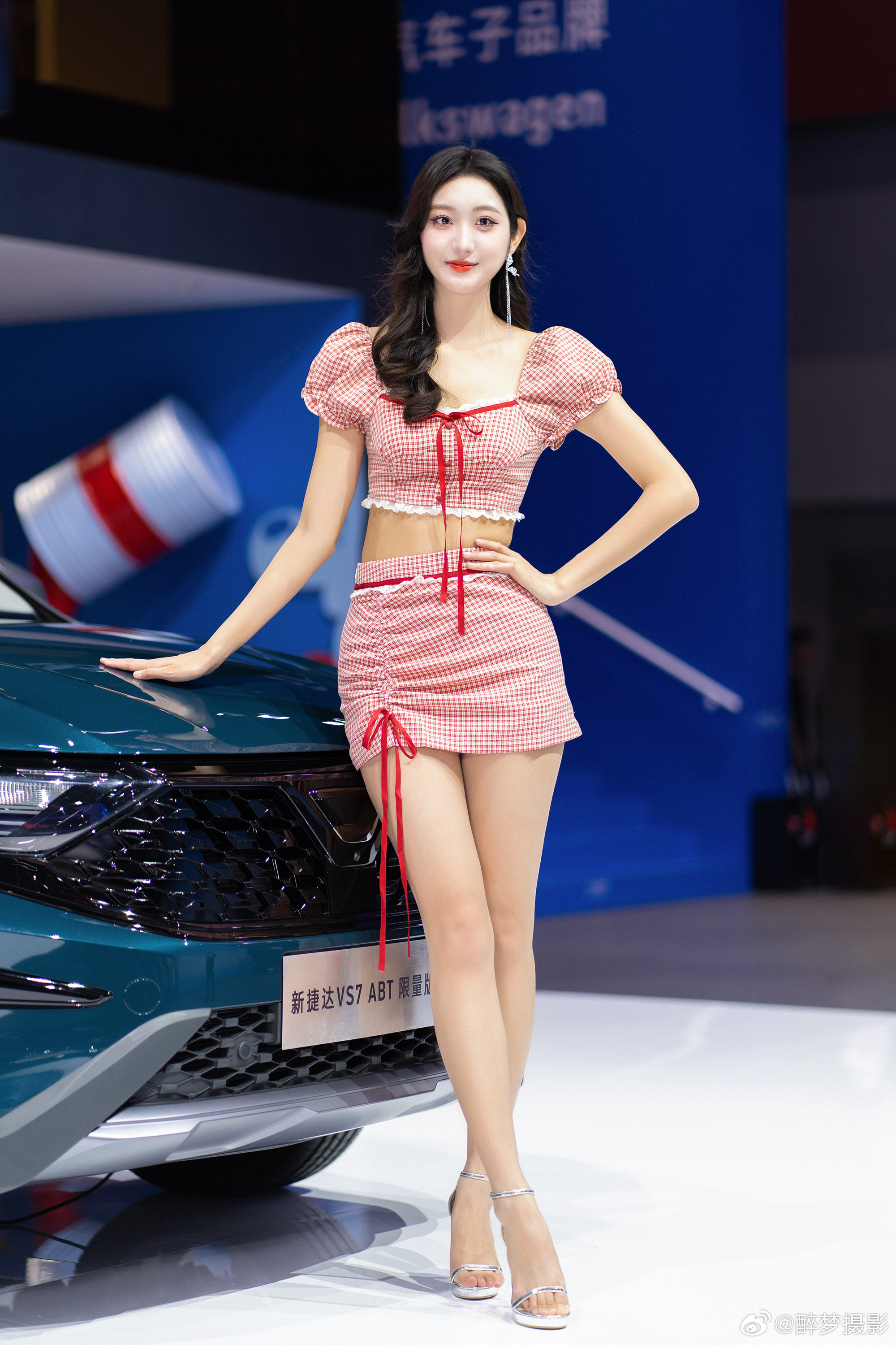 腿精上线，大长腿圆圆脸车模小姐姐登场！模特：会飞的甜甜活动：广州国际车展抄送：