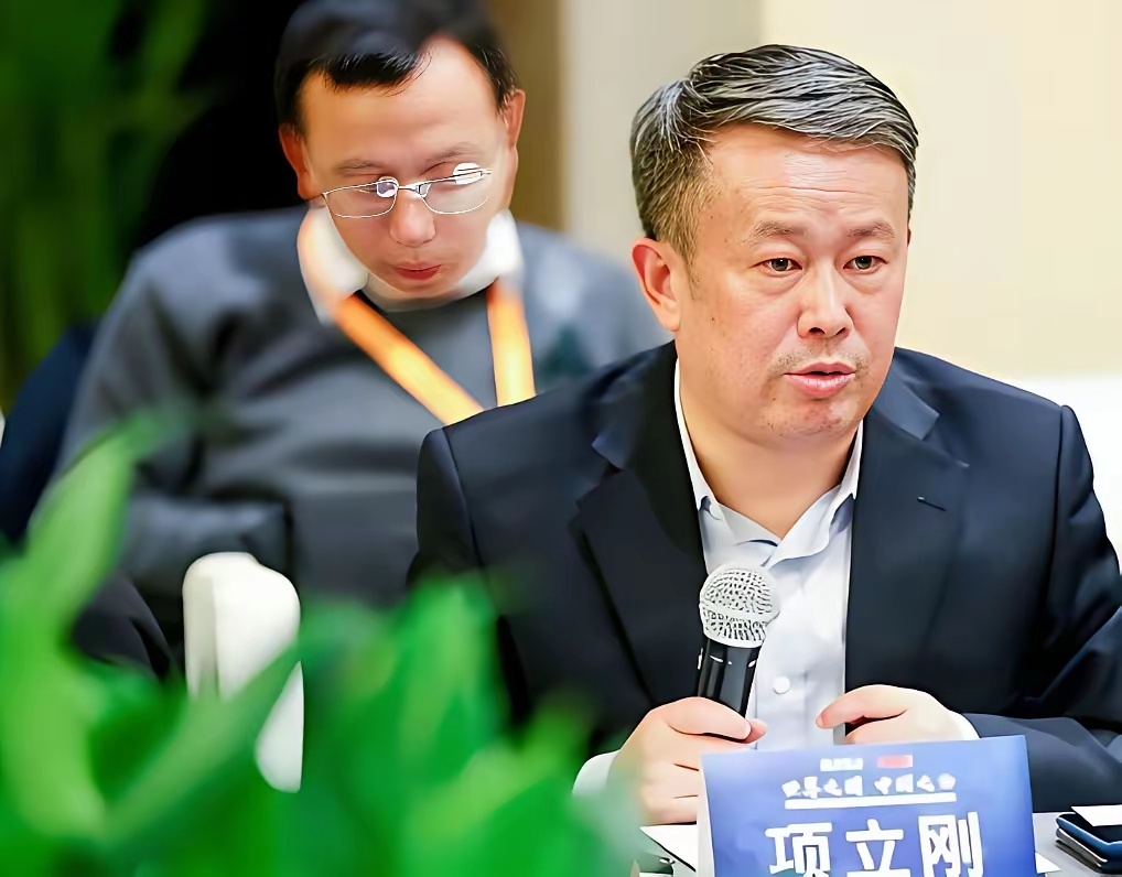 项立刚反对在美国混不下去的人回国摇身一变就成了中国的坐上宾。这种人，一生奉献给美