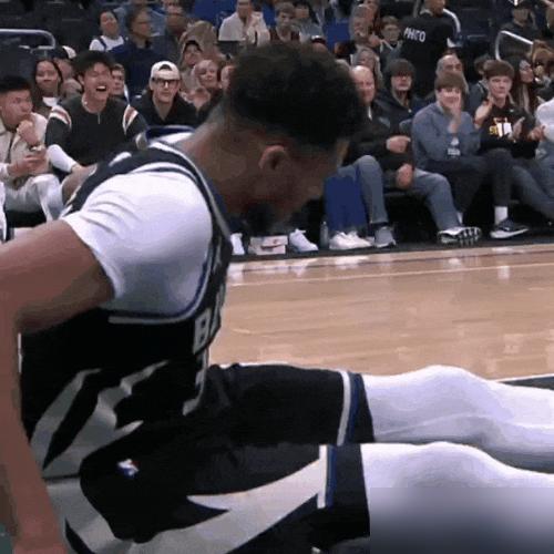 4场净负97分！字母哥最后的耐心被耗尽。
 
暂停时，他把篮球架砸得砰砰响。赛后