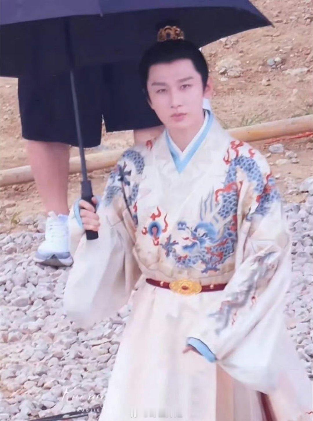 成毅的《两京十五日》最新路透图来了，成毅真的很喜欢演古装剧呢，龙袍加身的成毅，这