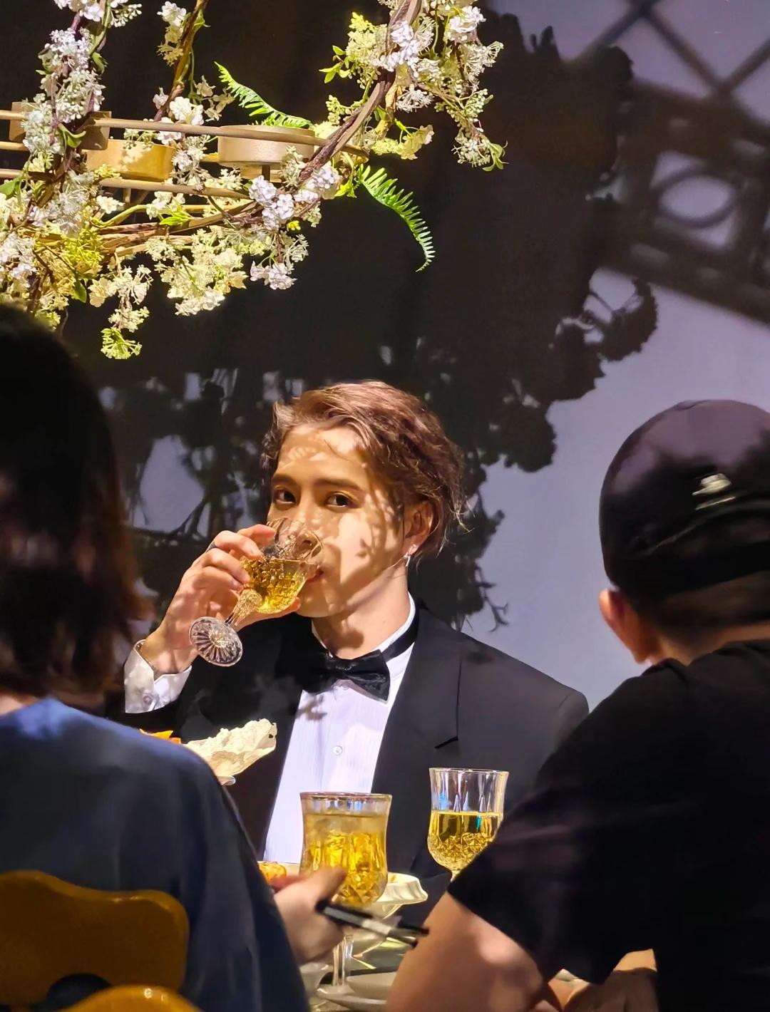 我还记得第一面见到你我的心是怎样波动。