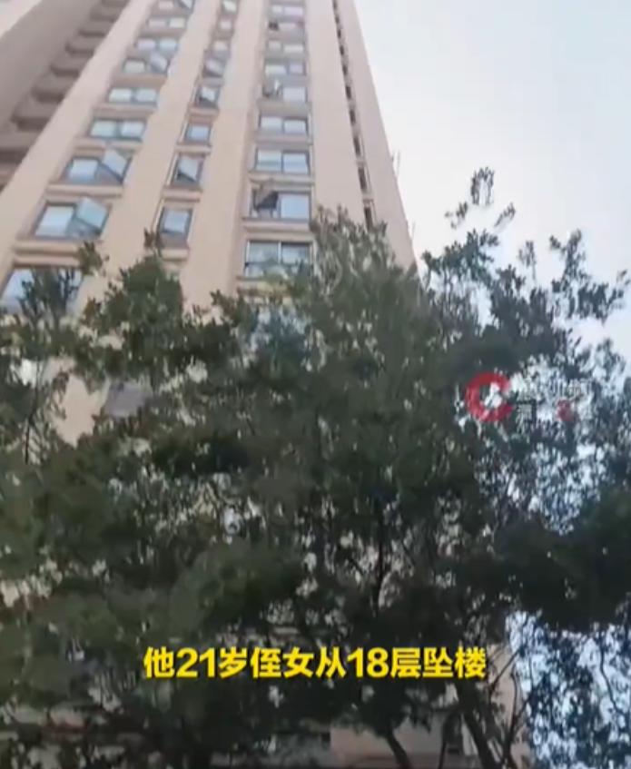 浙江嘉兴，一对情侣相处后感情升温，为了每天都可以腻歪在一起，就搬到出租屋内同居，