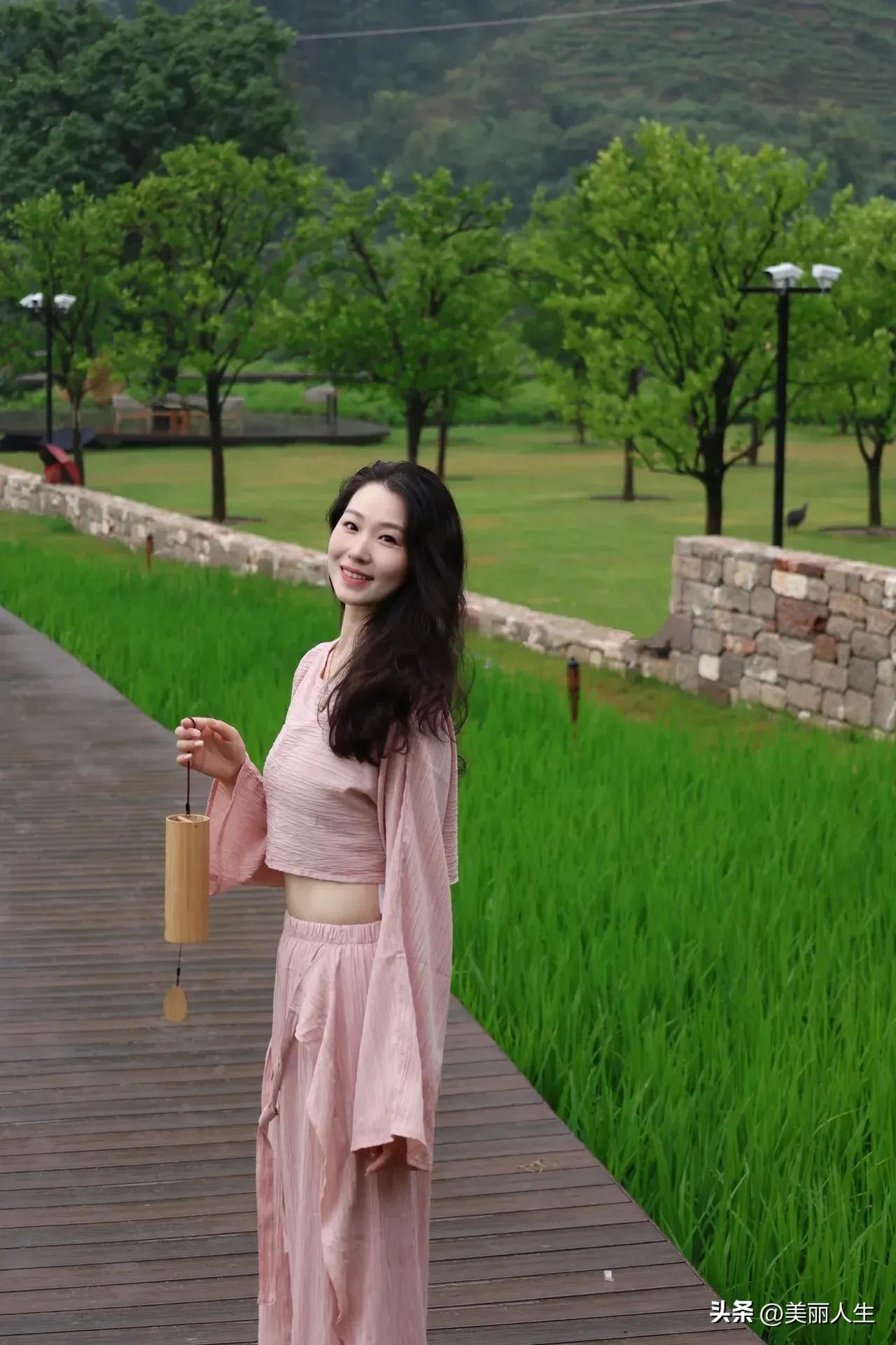 做自己的光，
别让生活的压力，
挤走你的快乐，
别让鸡零狗碎的事，
耗尽你对生活