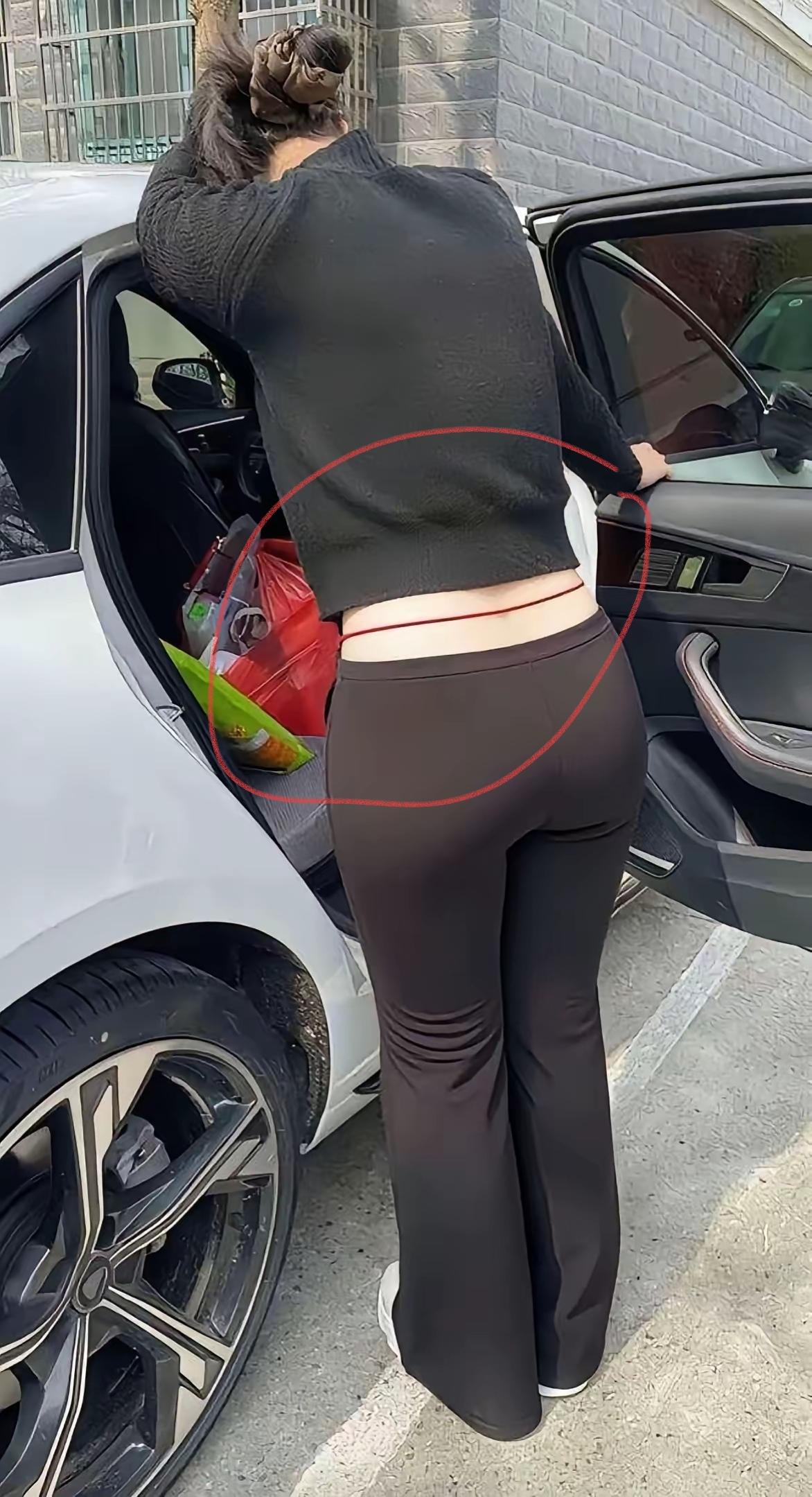 现在在腰上绑红绳是什么意思？古代青楼女子在腰上系红线是有说法的，即使脱光了衣服还