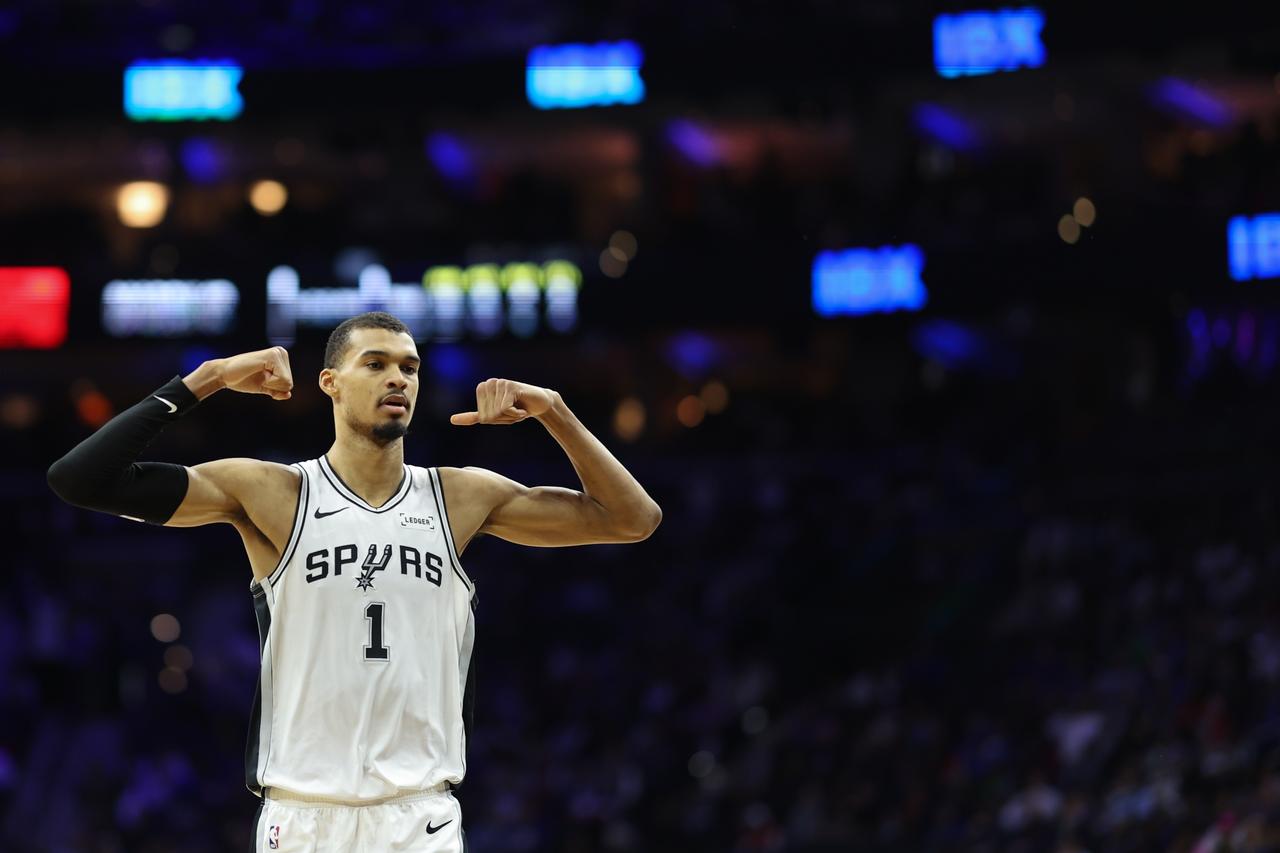 马刺就是天克没有三分的球队。
末节比赛还剩3分多钟的时候，乌度卡换下主力投降，此