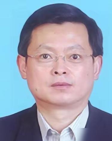 一份通报看下来，真正让人后背发凉的，不是金额有多大，而是时间有多长。
从第一次伸
