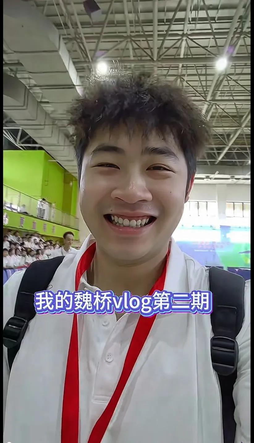 这是真的草莓熊[捂脸]不是假的
哈哈，龙队好像还不会背后接球，头头先学会了
看你