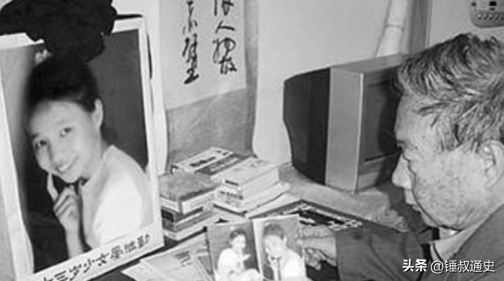 2005年，一场令人震惊的悲剧发生：清华教授13岁女儿因与公交售票员口角，遭掐死