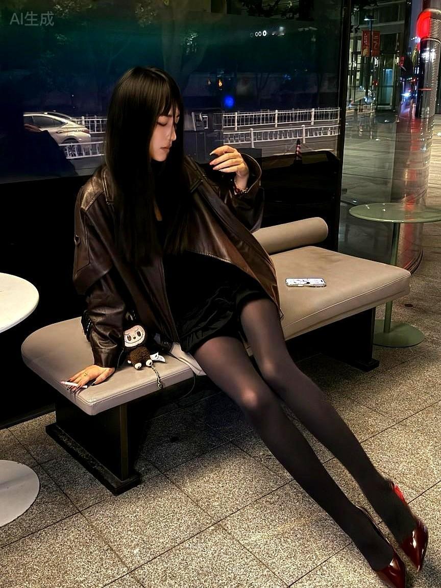 “闺蜜把我拍成剪影”——昨晚的网红墙下，这句吐槽同时从三个女孩嘴里蹦出来。

她