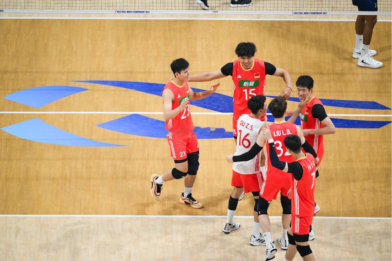 今天中国男排比赛日！🇨🇳21:00   中国男排vs捷克男排清松带你看排球中