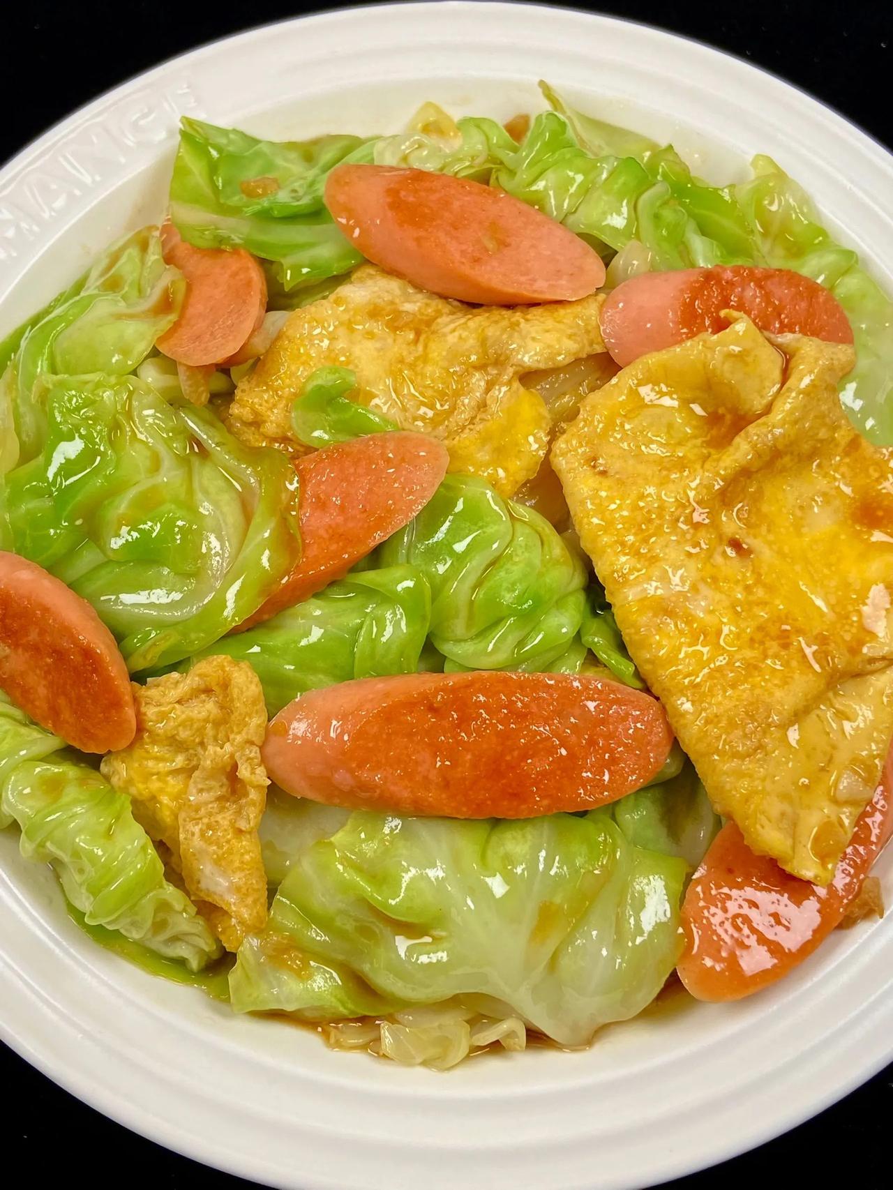 答应我，一定要试试这道菜!
       这道包菜火腿炒鸡蛋真的好好吃!我家每周