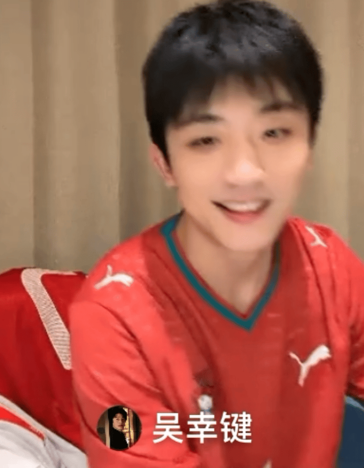 吴幸键穿着球服看C罗很难把温文内敛的吴幸键和狂热球迷联系在一起，这场直播彻底打破