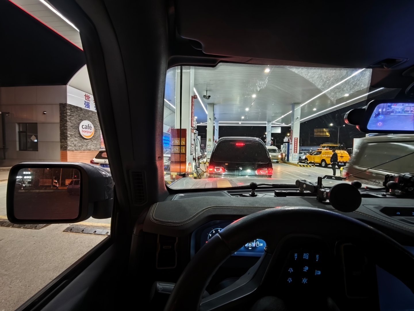 对国内成品油价格采取临时调控太猛了，加油站忙的跟打架似的95刚刚加没了换个加油站