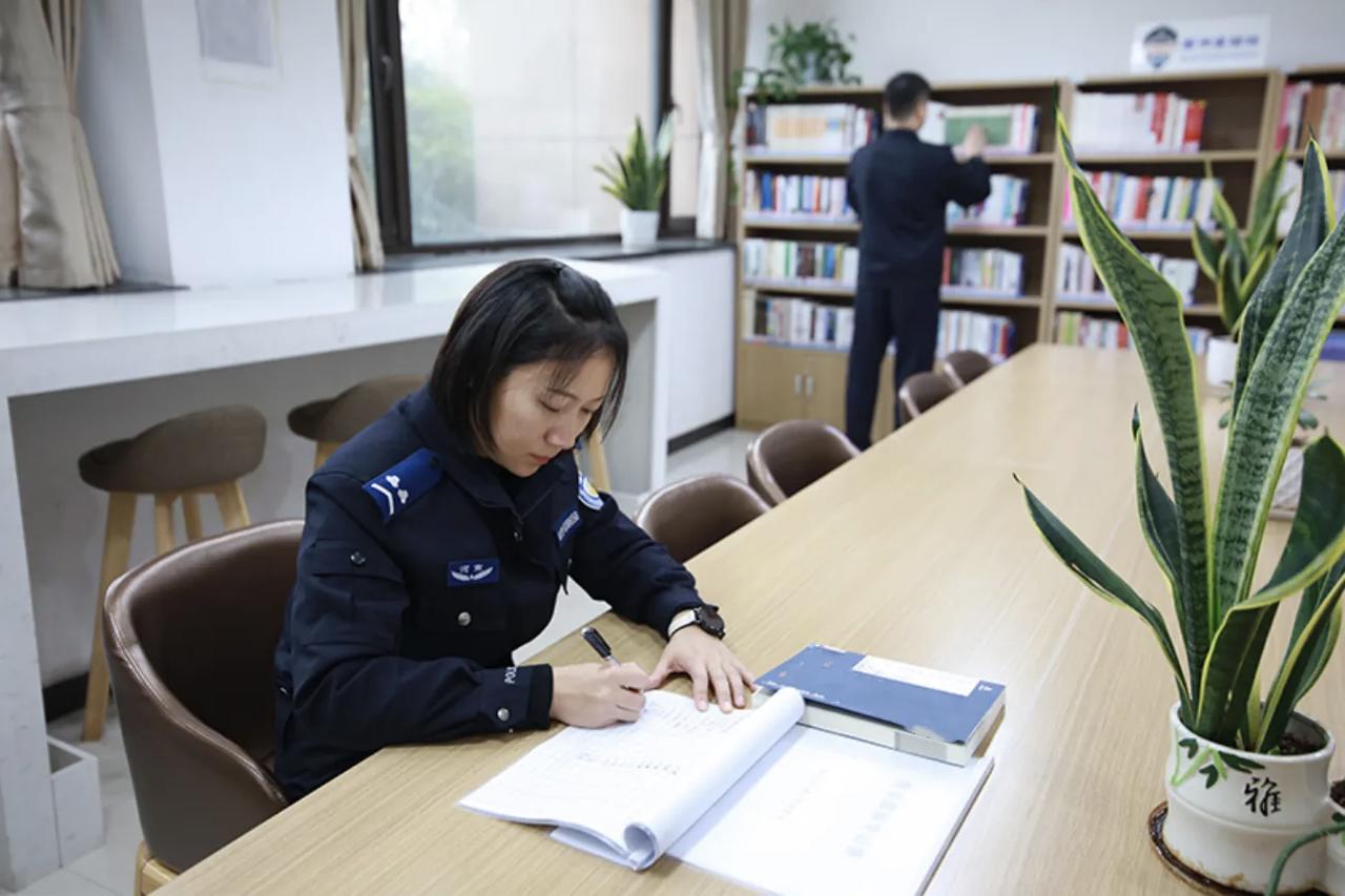 辅警除了工资低点，其他都还好！

1，‌工作稳定，福利齐全‌：
辅警由财政全额保