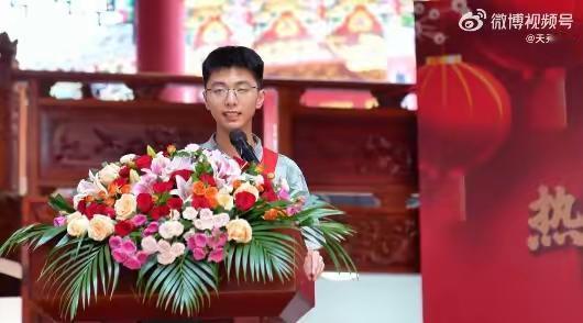 宗族长为其姓名描红，祠堂破例开中门铺红毯，这样的待遇恐怕只有南方人才懂其中荣耀吧