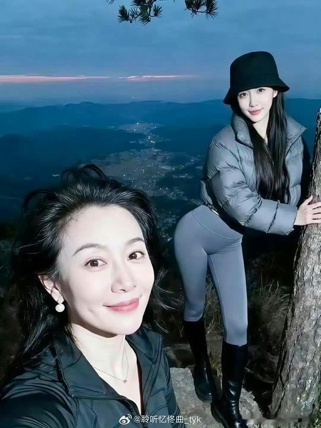 母女两人去爬山，你觉得哪个是母亲谁是女儿？？ ​​​