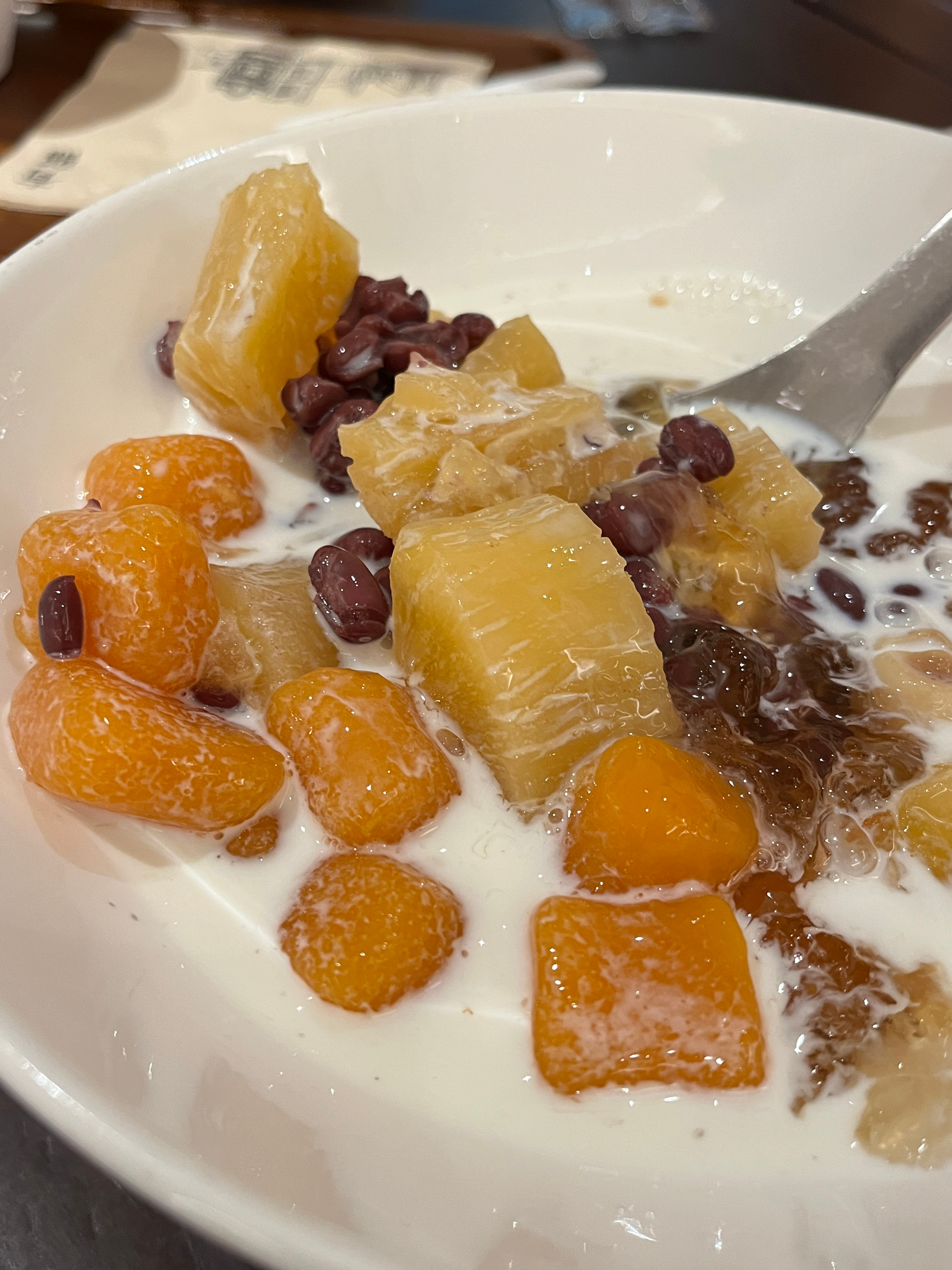 在有囍糖水铺和朋友聊天🥰点了个树莓雪糕酸酸甜甜的，姜撞奶雪糕味道超级棒👍🏻