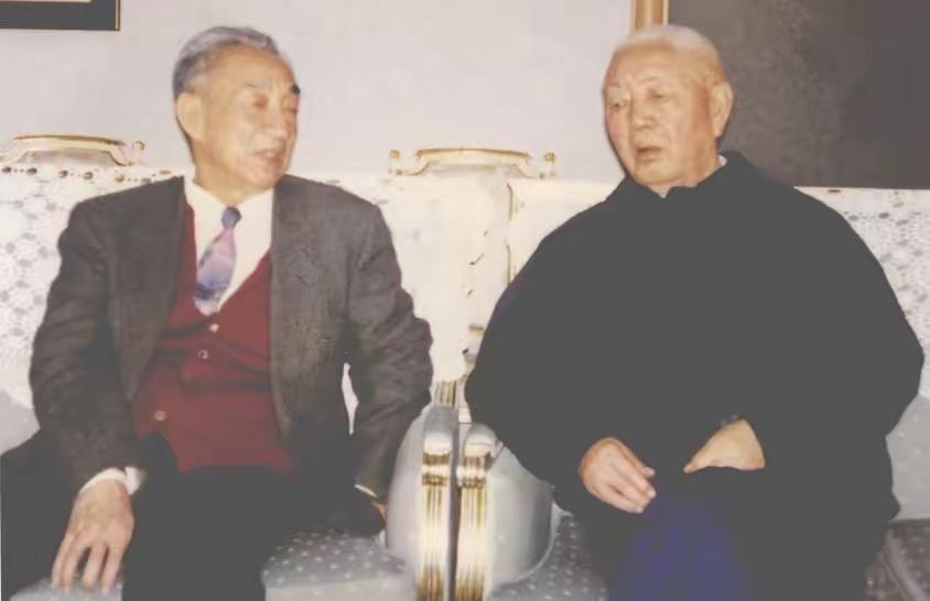 我打赌，这两位老前辈，但凡你认出一位，绝对是一位近代历史方面的高手。