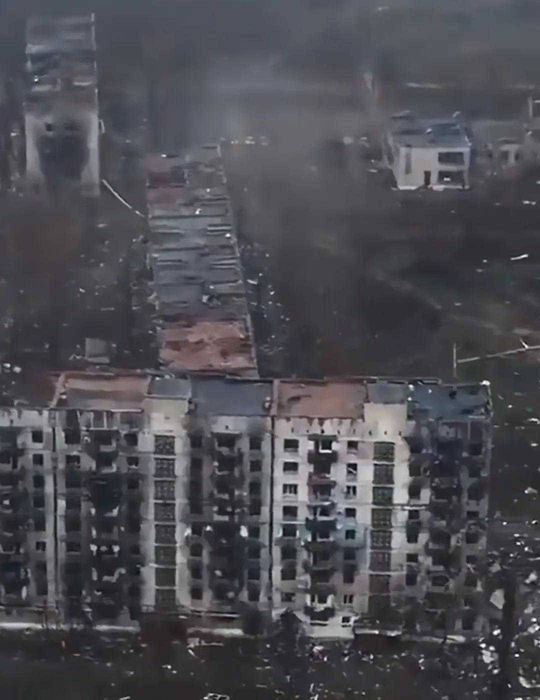 俄罗斯，或许掉入北约陷阱。
跨年夜，乌军无人机袭击了赫尔松州的一家酒店和咖啡馆，