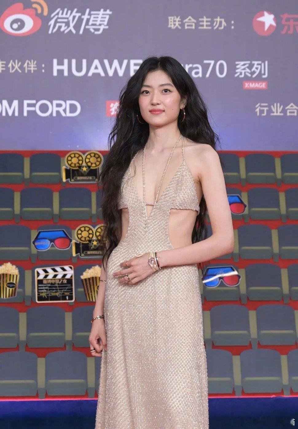 孙千是不是发腮了，之前就是小方脸，现在更方了 ​​​