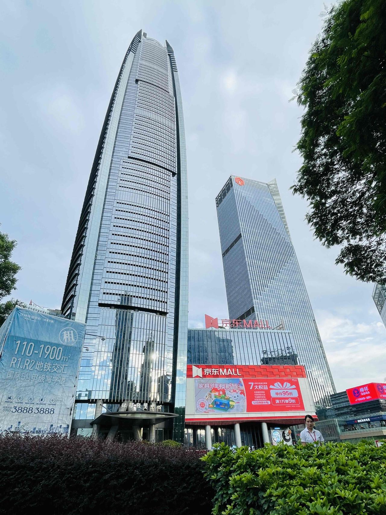 打卡东莞京东MALL，沉浸式奔赴一场科技休闲之旅。
整座商场以潮购科技为核心，空
