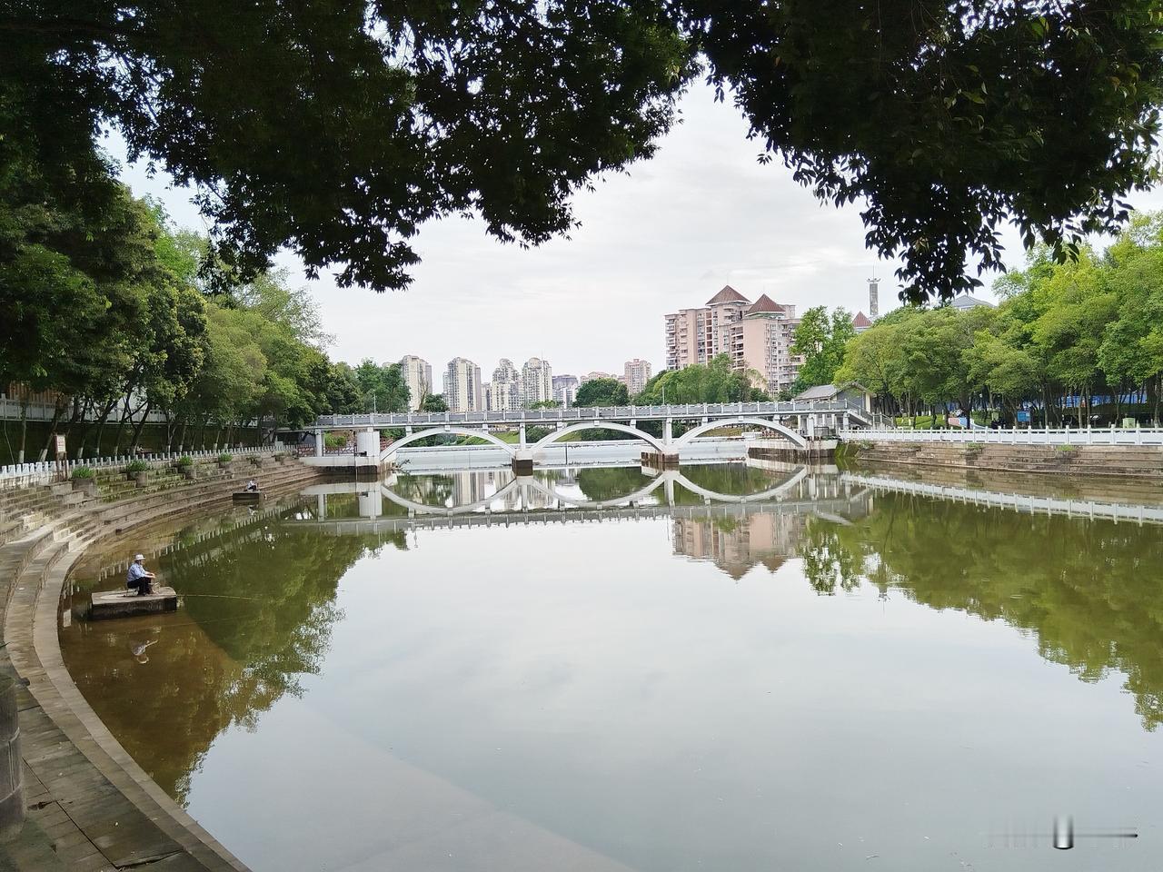 禁渔期结束，广安西溪河又可以钓鱼了。

今天上午去广安西溪河边散步，发现在西溪河