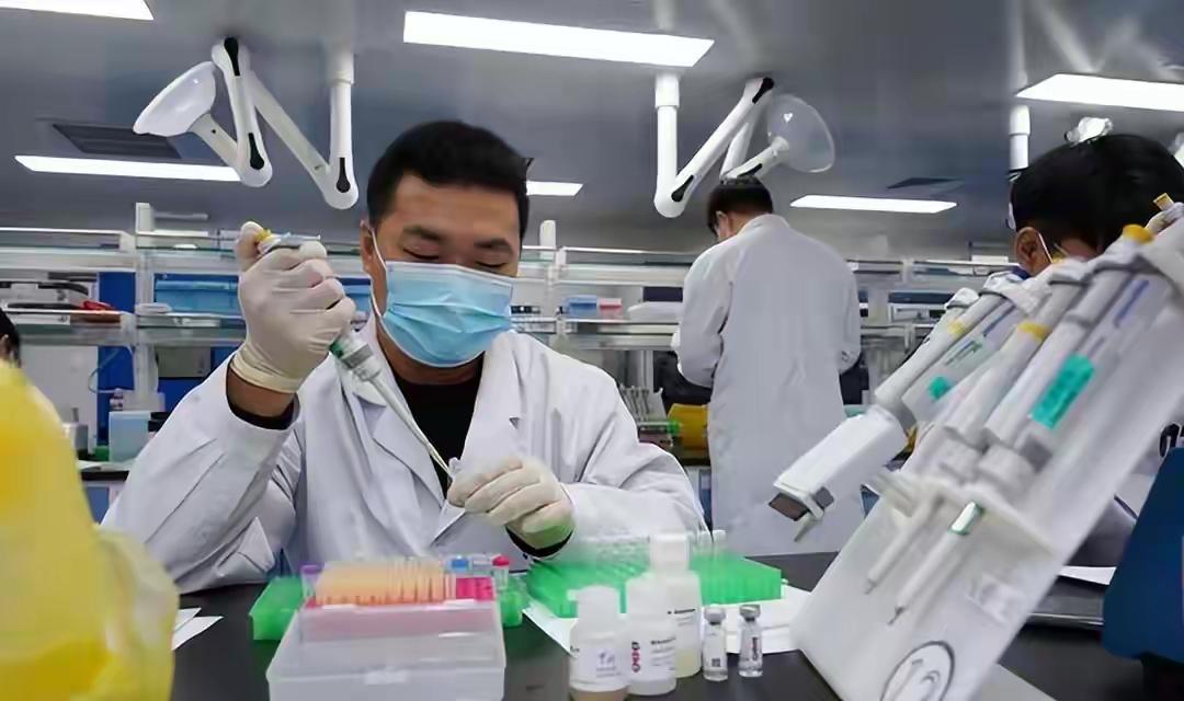 太提气了！两名中国游客在墨西哥遭遇持枪抢劫，报警后当地警方还借机索贿，换做旁人恐