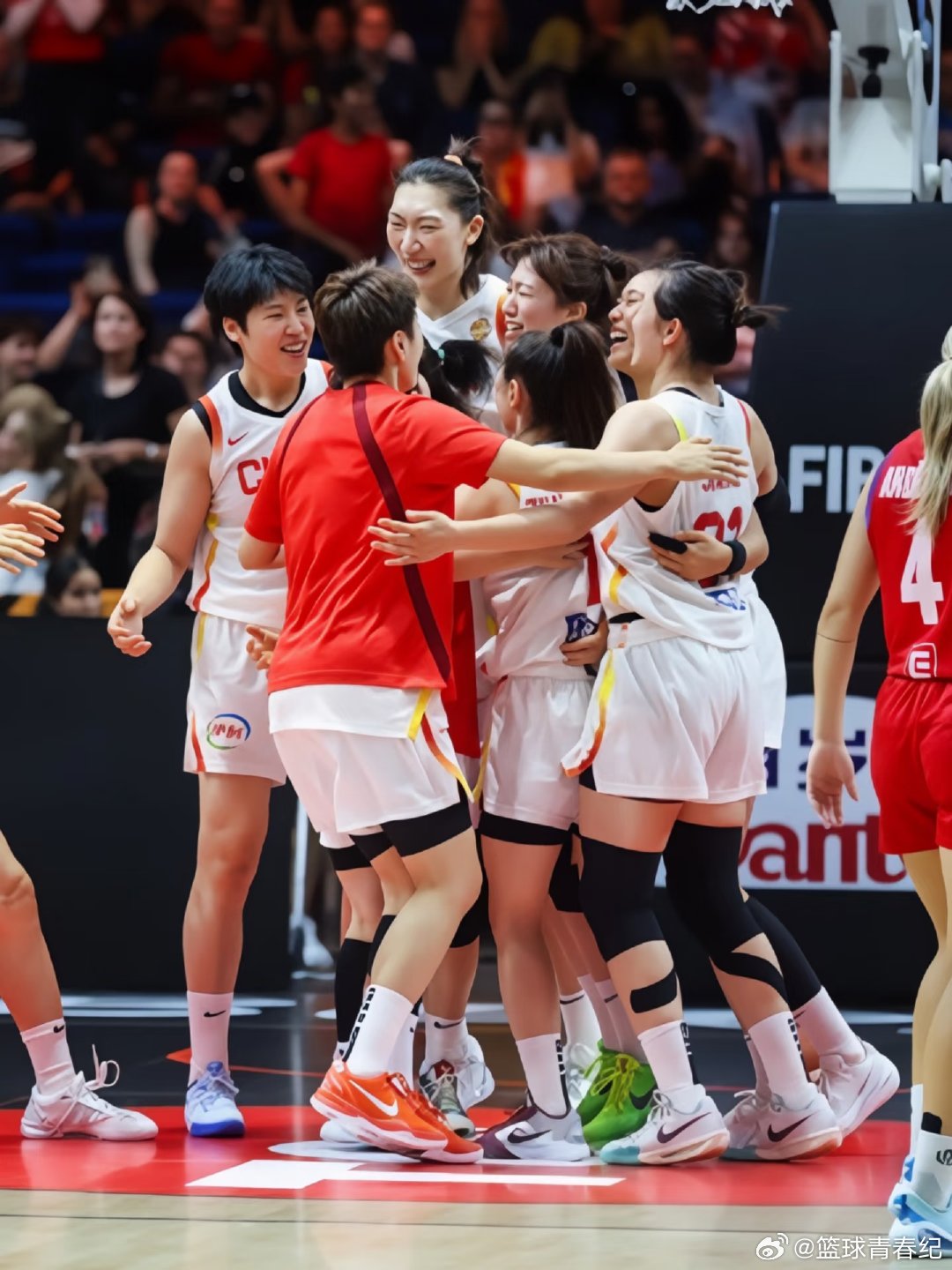 北京时间9月7日，随着意大利女篮52-55不敌美国女篮，中国女篮已锁定小组附加赛