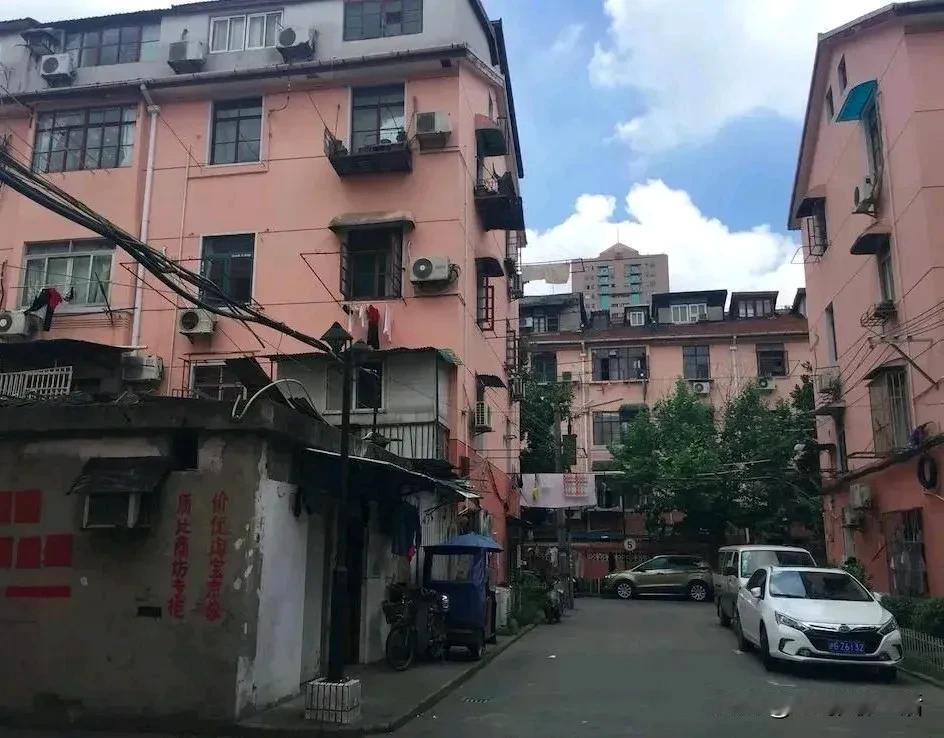 有人说，
上海的房价
跌到2013的水平就可以抄底了，
期待着到时再大赚一波。