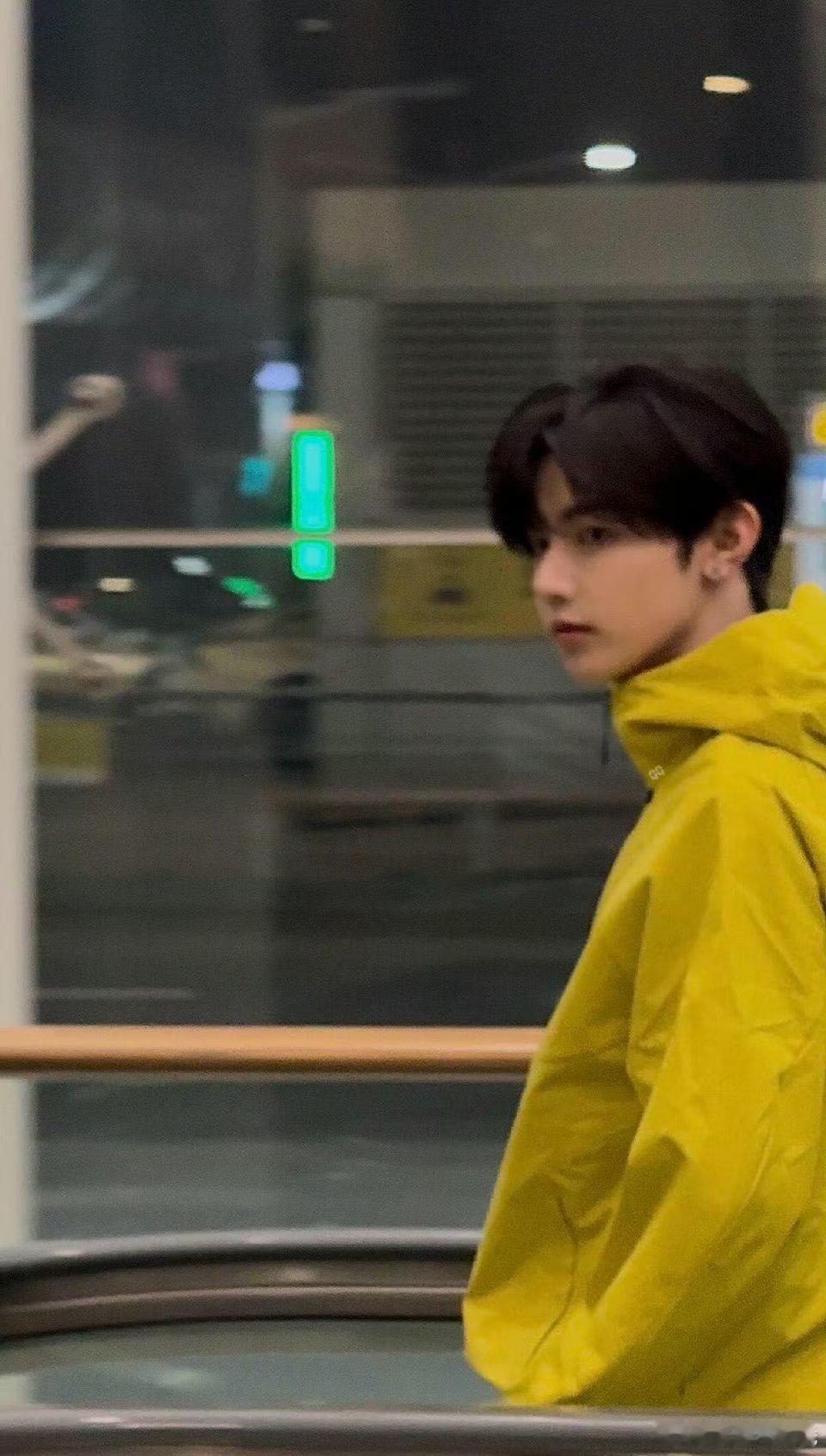 章昊就是少年感的代名词吧！黄色冲锋衣好有少年感