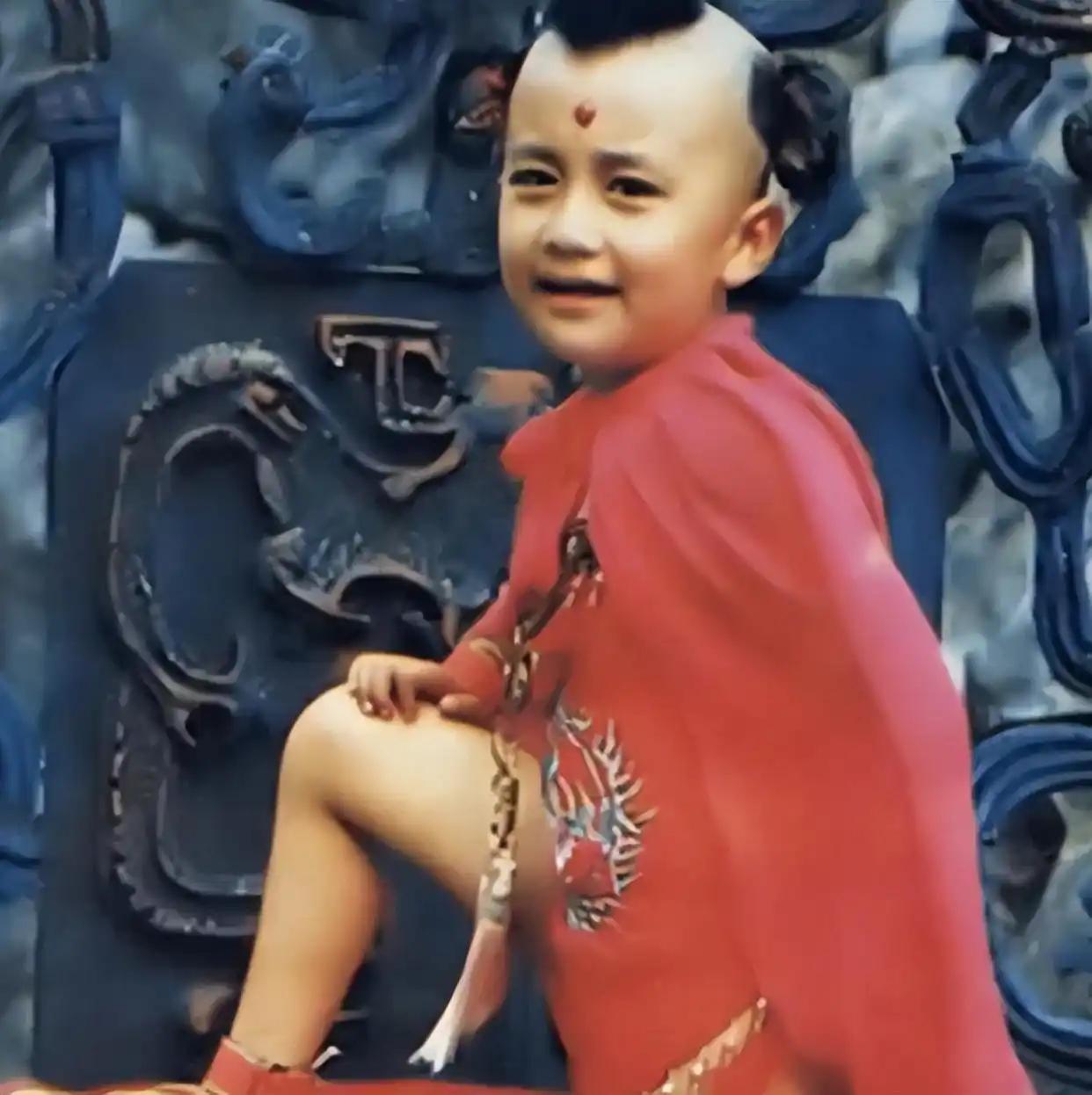 1985年，《西游记》拍摄时，红孩儿赵欣培死死抓住裤子：