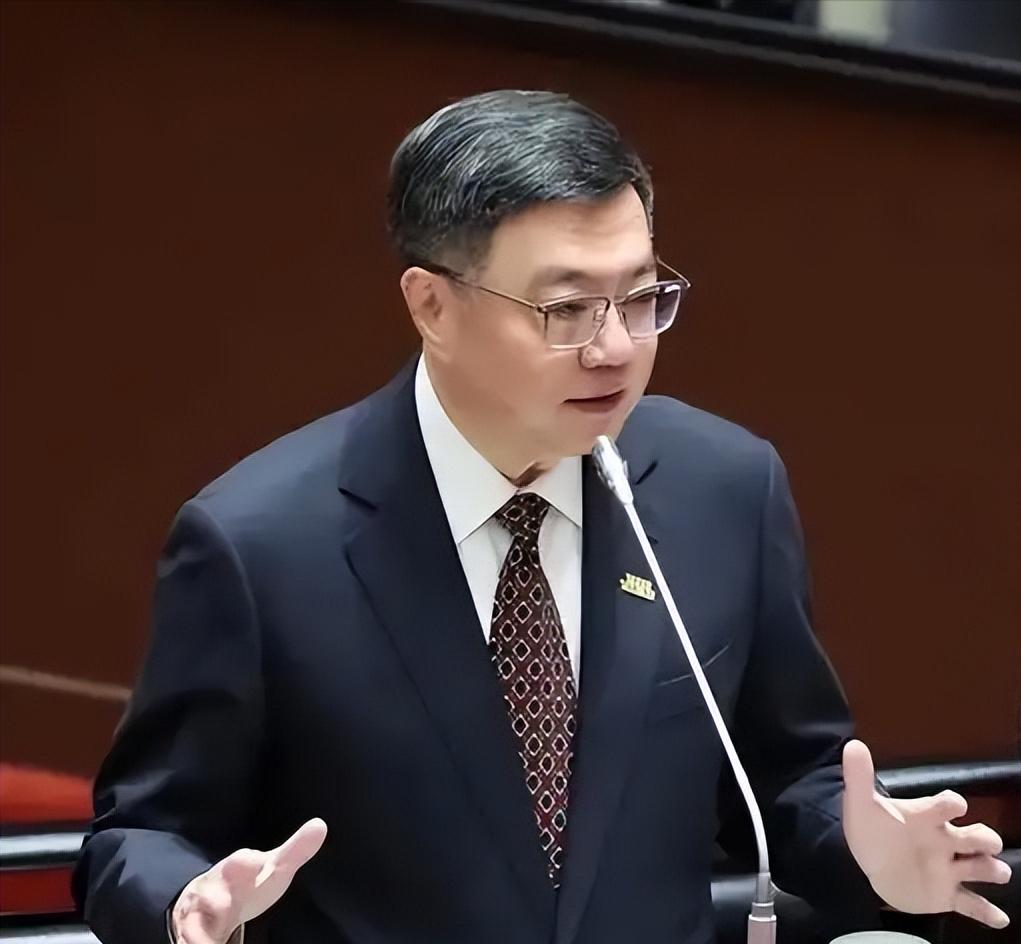 就在刚刚，

台“行政院长”卓荣泰发表声明，

7月9日，针对巴威台风逐渐接近台