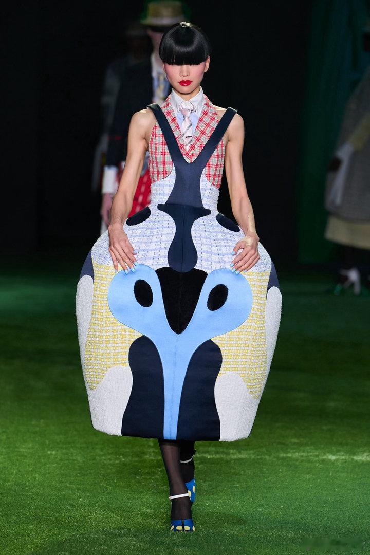 虎弟说时尚 thom browne 2027春夏女装系列在纽约发布，二十五年来，