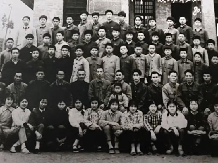 1980年毕业以后，好多同学再也没见过面，再后来偶尔打听到某个人的消息，有些人的