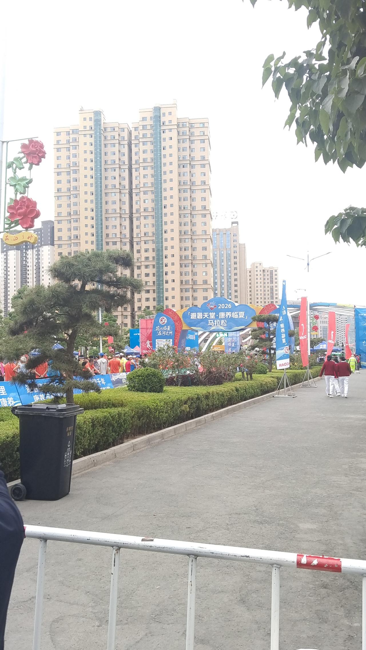 繁华都市的日常片段，高楼拔地而起，各类活动热闹非常！🏙️🌳🎉生活本就色彩斑